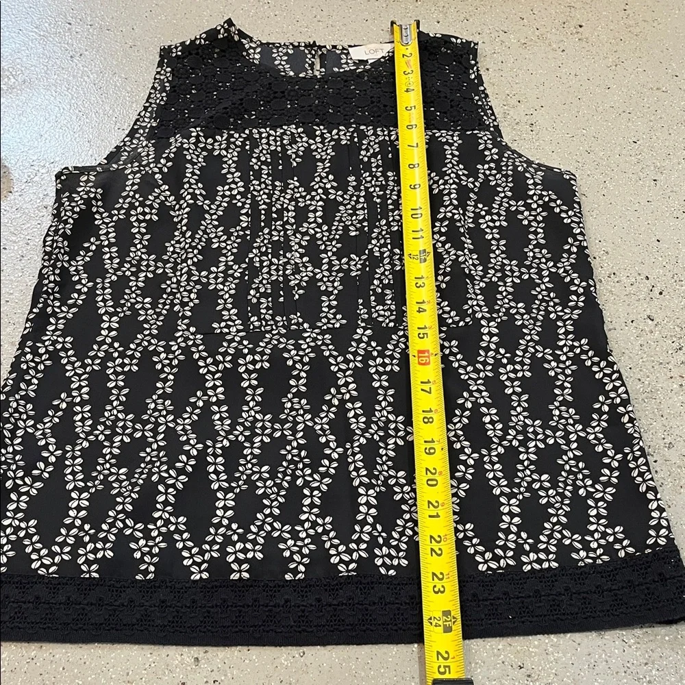 LOFT FACTORY ANN TAYLOR SLEEVELESS CROCHET LACE PLEATED BLOUSE BLK WHT SIZE XS